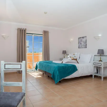Schoenes Haus In Carvoeiro Mit Privatem Parkplatz By Interhome بيت للعطل